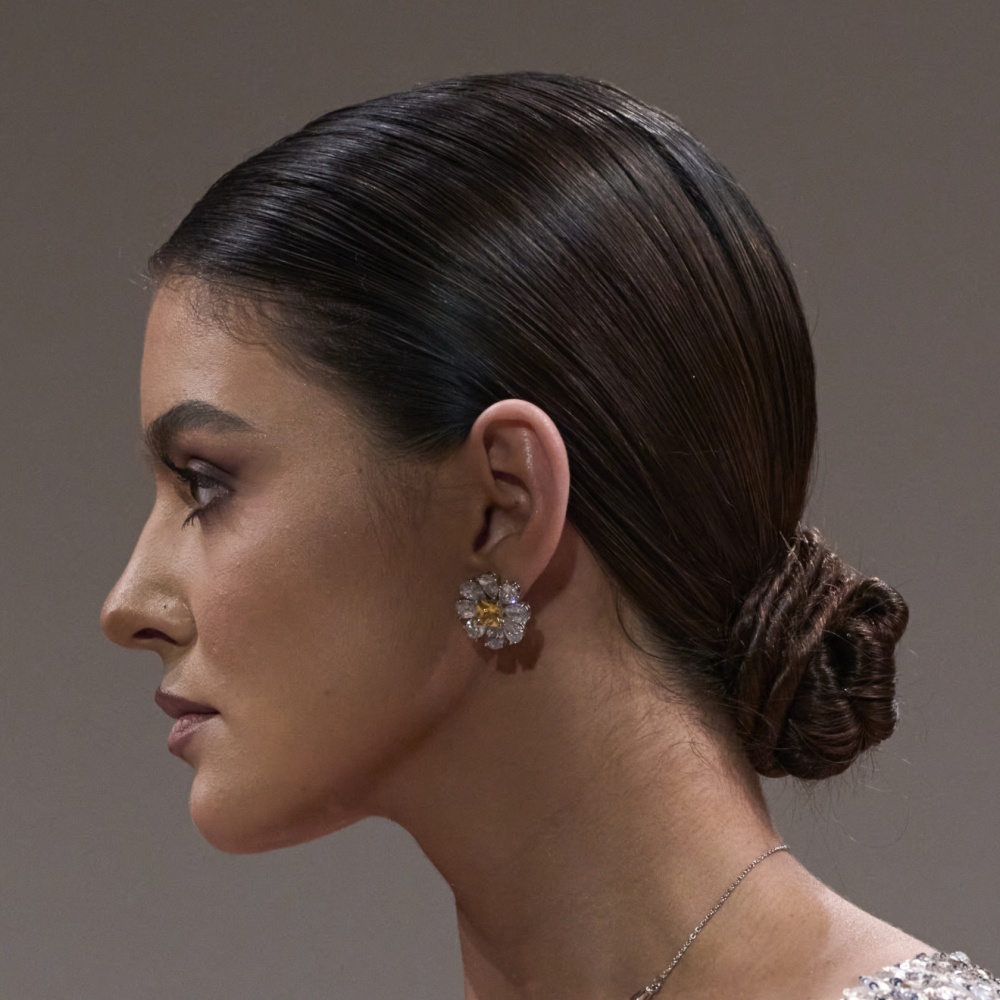 تسريحات شعر كعكة الباليه المنخفضة والملمومة من دار Michael Cinco