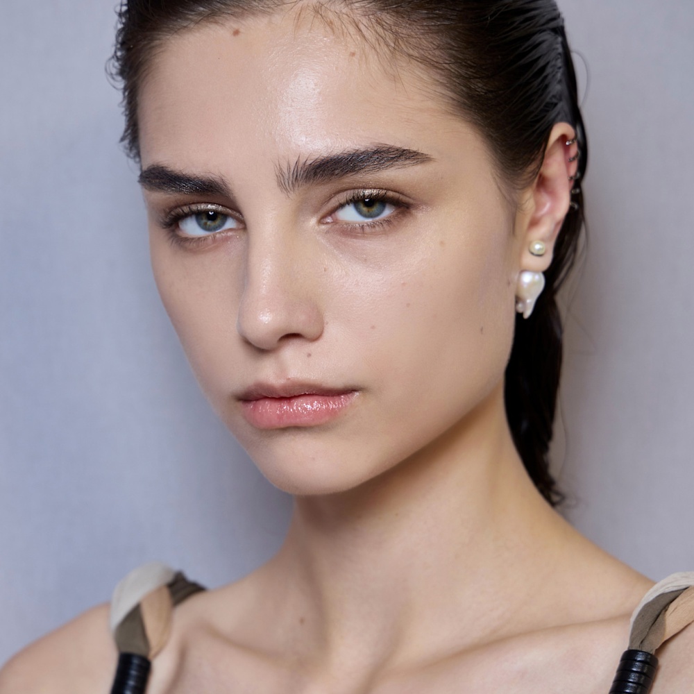 رسمات الحواجب العريضة والطبيعية من دار Dior