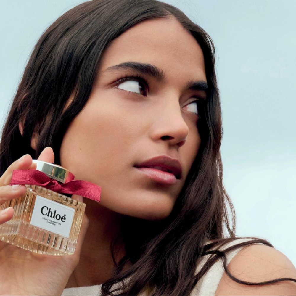 عطر L’Eau de Parfum Intense من علامة CHLOÉ يجمع بين نغمات الورود الأنيقة والخشب الصنوبري الغني