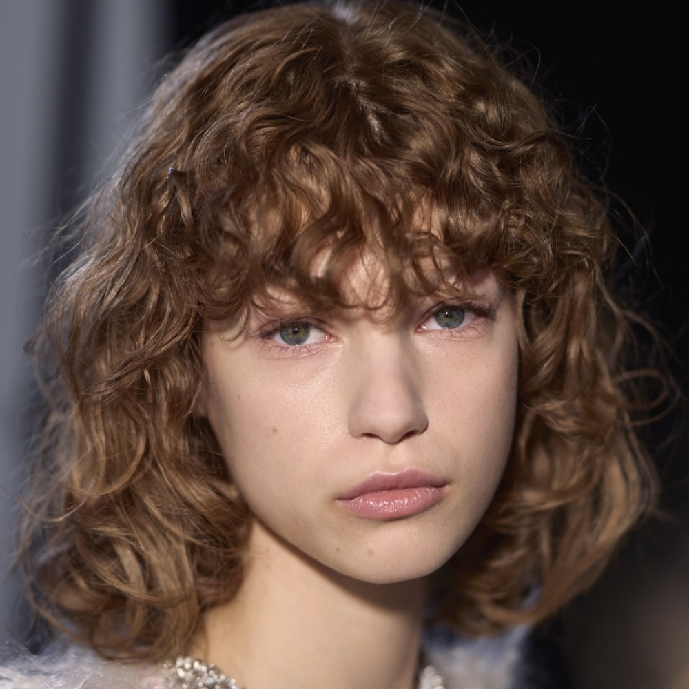 قصات الشعر الكيرلي القصيرة مع الغرة الطويلة من دار Giambattista Valli