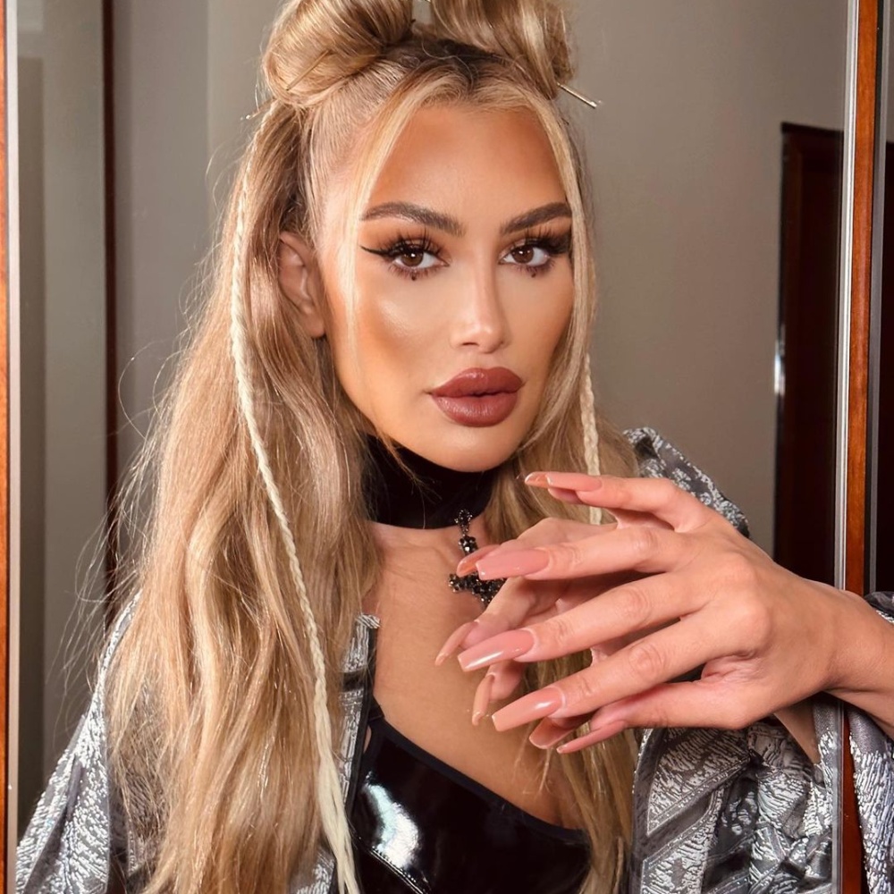 مايا دياب من مولودات برج العقرب