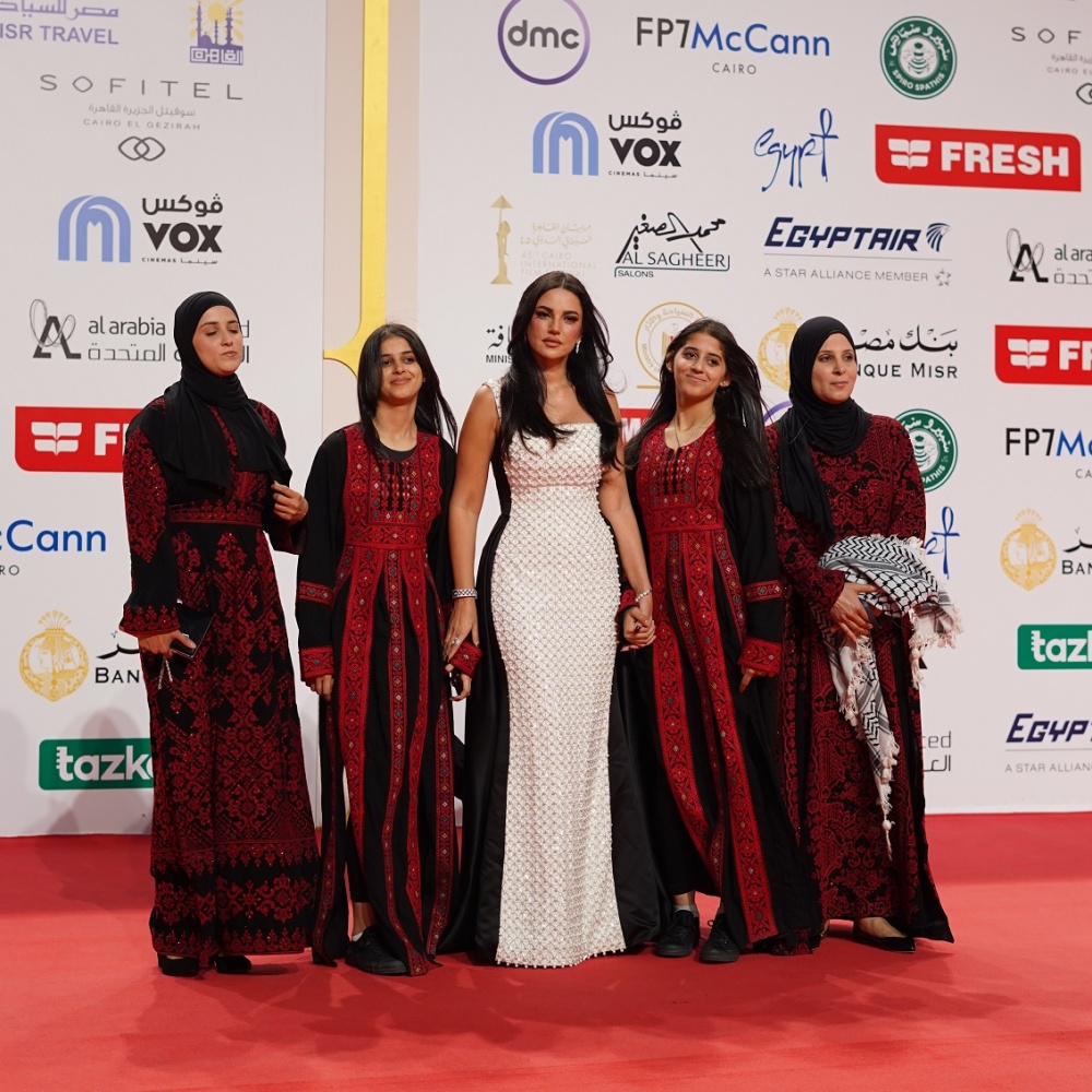 درة مع نجمات فيلمها "وين صرنا"