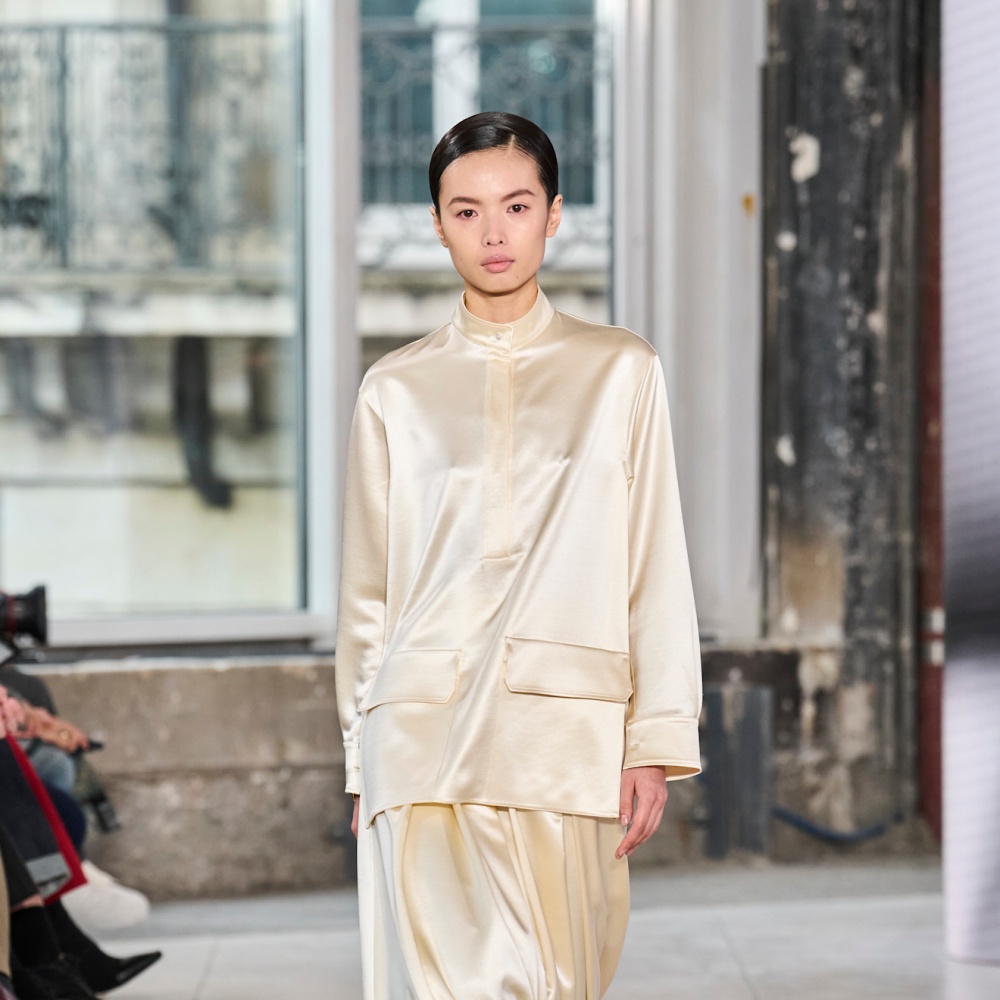 طقم ساتان كلاسيكي من Akris