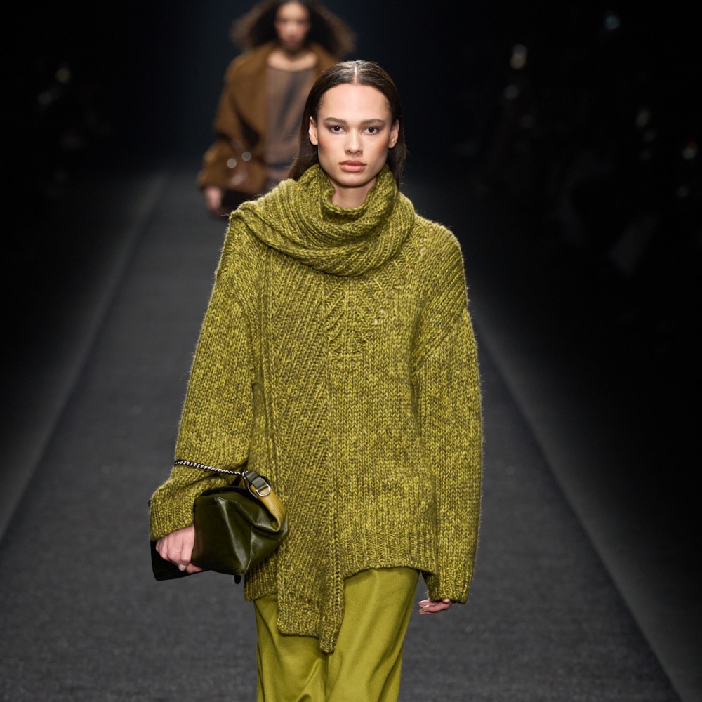 وشاح محبوك باللون الزيتي من Alberta Ferretti