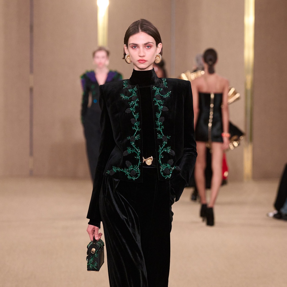 إطلالة من Balmain
