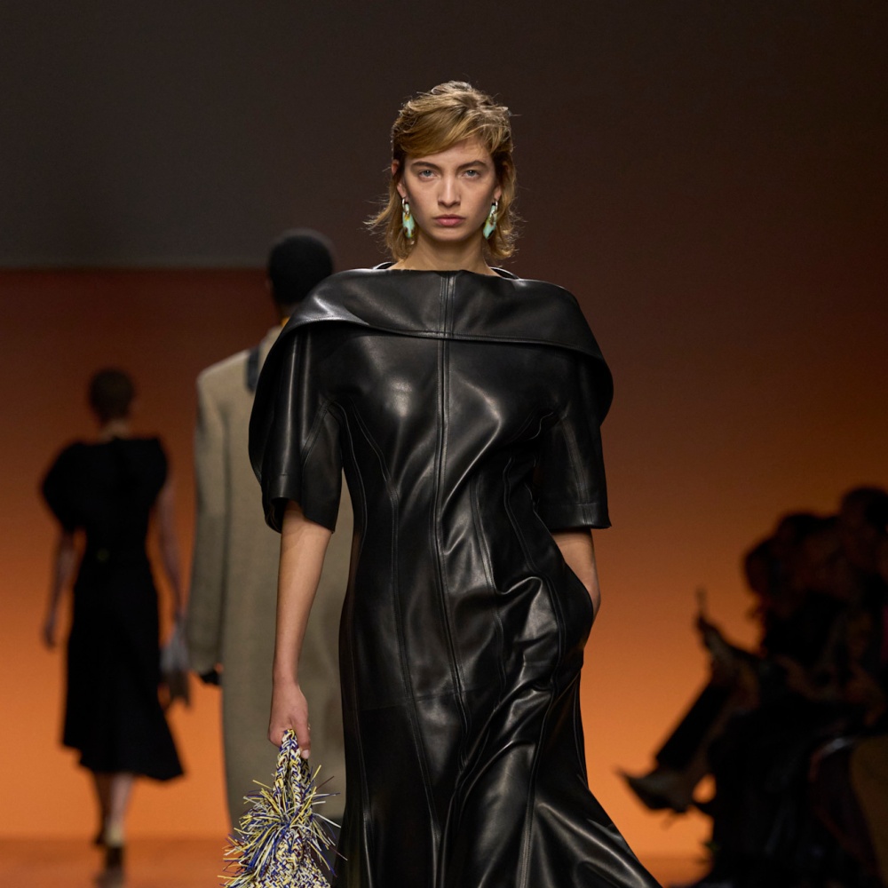 موسم الخريف يعني عودة الفساتين الجلد فهل أنت مسعتدة لها؟ 