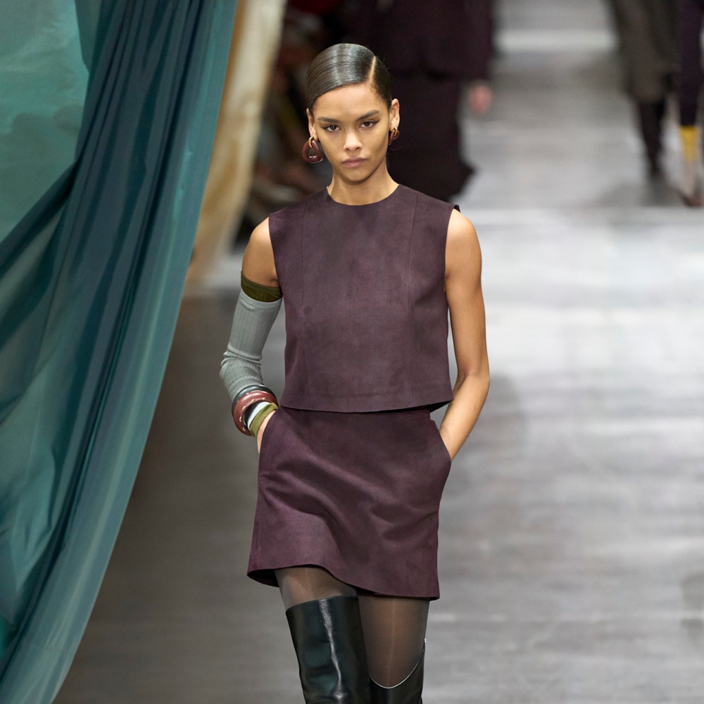 عودة الجزمات العالية التي يصل طولها أعلى الركبة إلى الموضة وقد أحببنا كل ما يتعلق بهذه الصيحة!