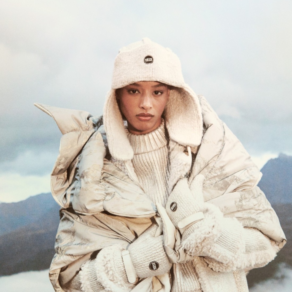 مجموعة Giorgio Armani Neve مخصصة لعشاق الجبال، وتضم أزياء مصممة لتناسب جميع المناسبات خلال عطلات الشتاء. مع التركيز على الأداء العملي، تعكس المجموعة الأناقة الطبيعية التي تمثل جوهر أسلوب أرماني، والذي يعتمد على التوازن بين الشكل واللون مدعوماً بأبحاث دقيقة في مجال النسيج.  لموسم خريف وشتاء 2024/25، تتضمن مجموعة النساء السترات والسراويل والبدلات بألوان ناعمة أو طبعات جبلية نموذجية، والعباءات والسترات الواقية من الرصاص من جلد الغنم، والمعاطف الصوفية المصنوعة من الصوف المبطن والمغلف. تتوفر الملابس الصوفية بأوز