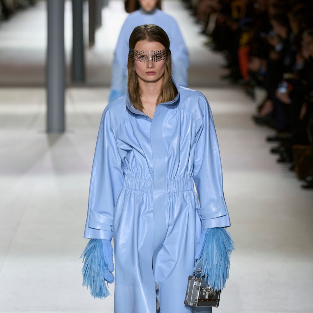 إطلالة باللون الأزرق من Louis Vuitton