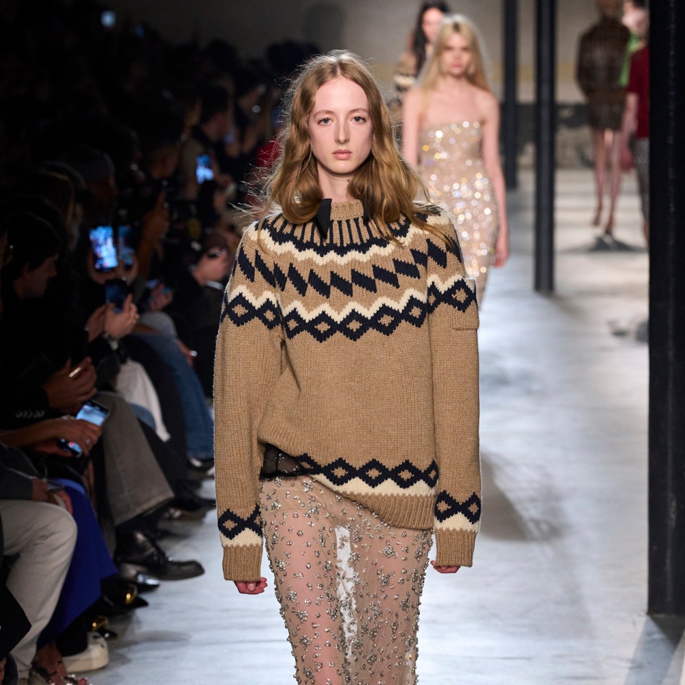 التنورة الشفافة في موسم خريف 2024 مزيج عصري من التناقضات 