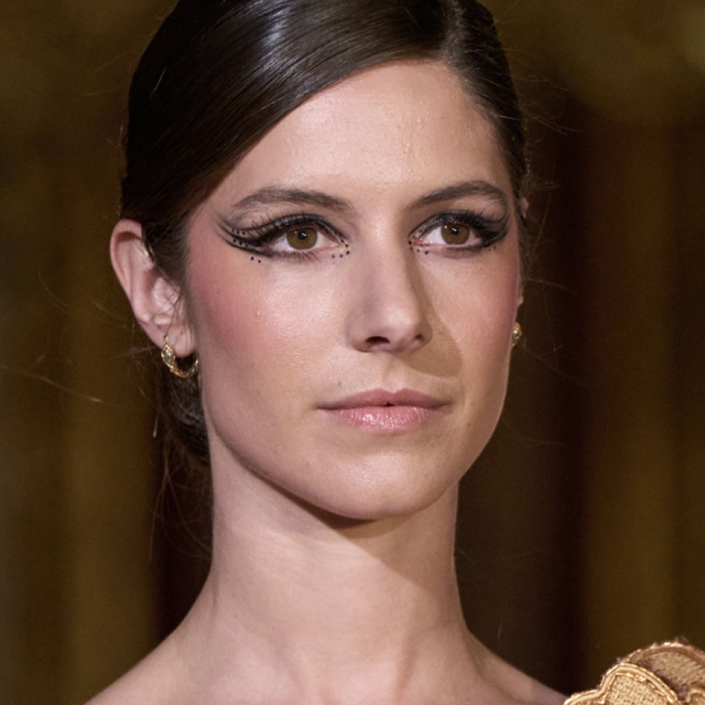 رسمات العيون بخطوط الآيلانير المجنح موضة خريف وشتاء 2024