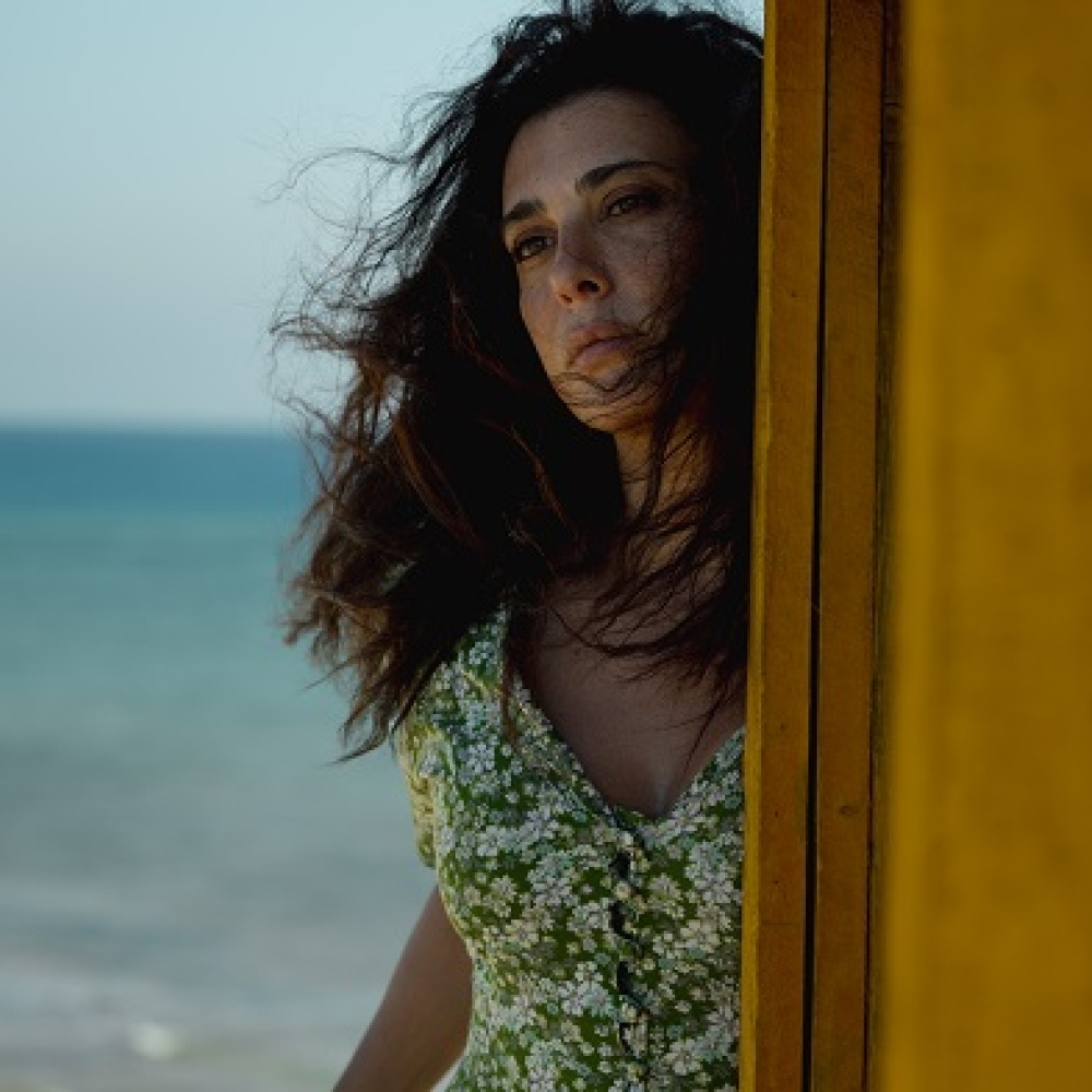 تفاصيل فيلم نتفليكس الجديد "من وراء الموج" من بطولة نادين لبكي