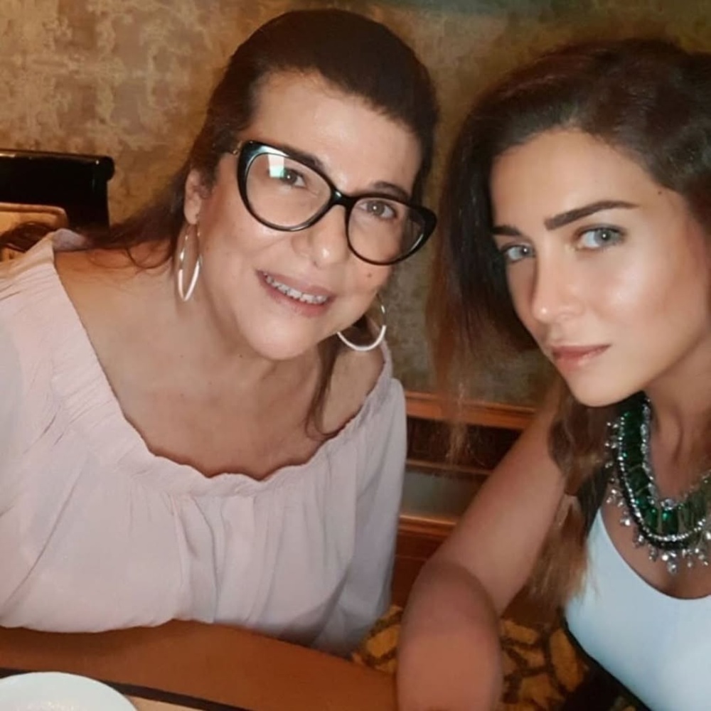 مي عز الدين مع والدتها