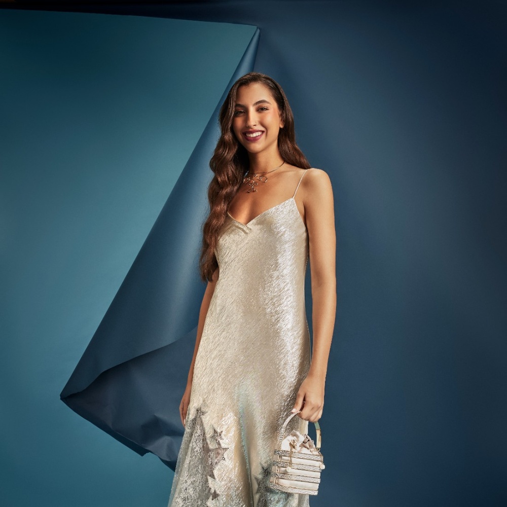 اختيارات عصرية وإطلالات مميزة لموسم الأعياد: دليل المرأة الأنيقة مع ذا ديل