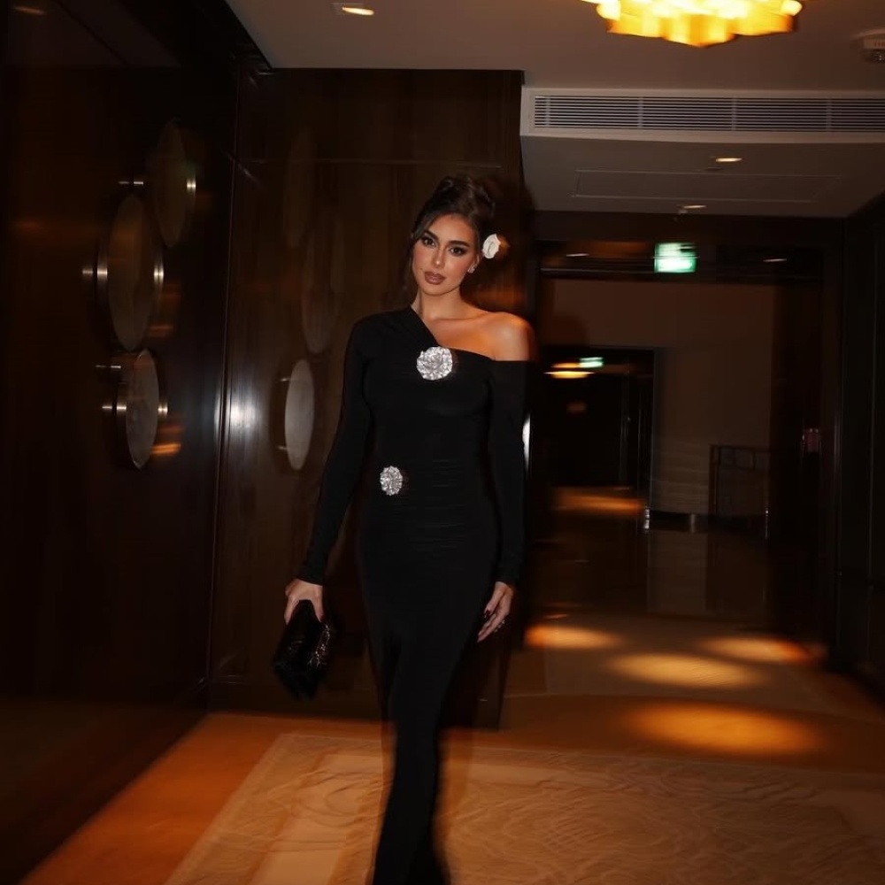 نجمات لفتنّ الأنظار بتنسيق تصاميم المجوهرات البارزة مع إطلالات اللون الأسود خلال 2024