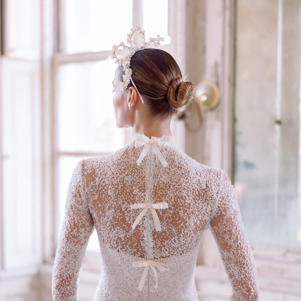 أكمام دانتيل ضيقة من ساريه نوريه