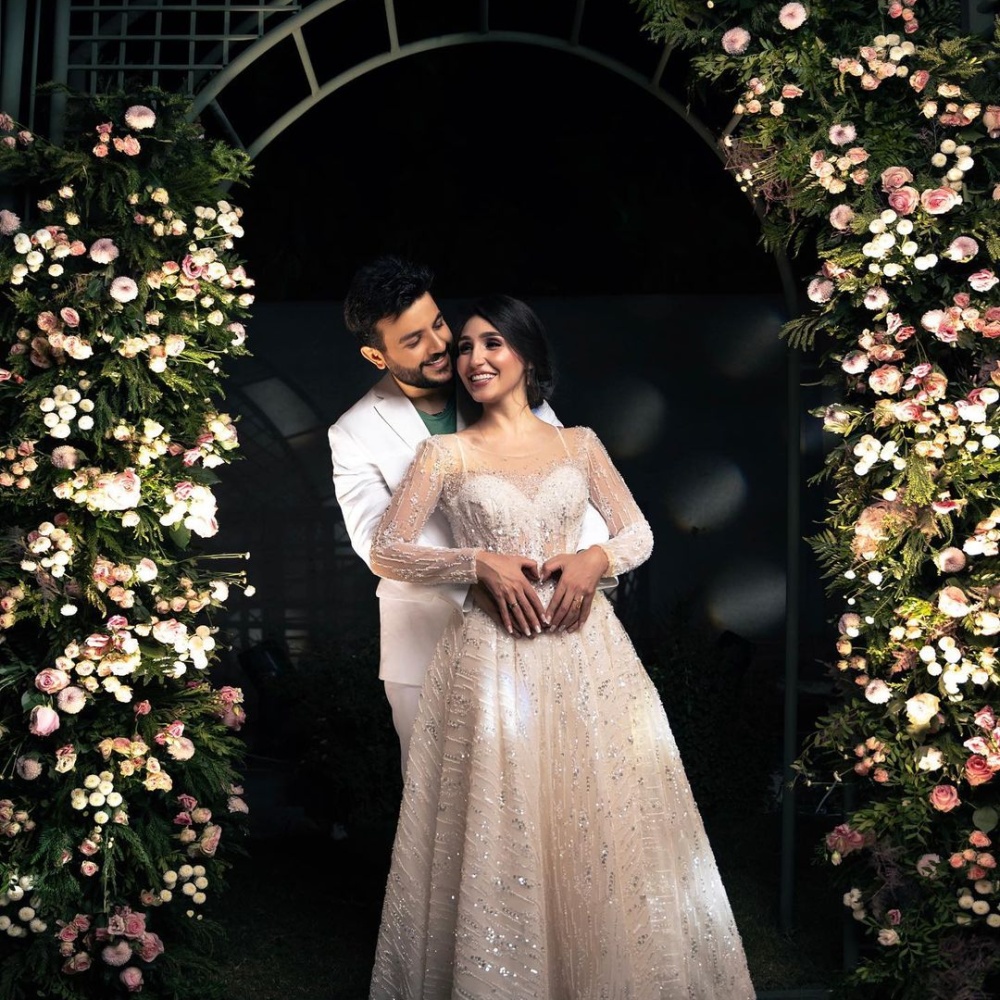 احمد الخفاجي مع عروسته خلال عقد قرانهما