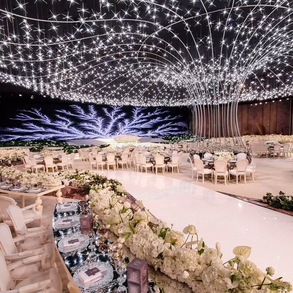 ثيم زفاف يجمع سحر الطبيعة والإضاءة المميزة