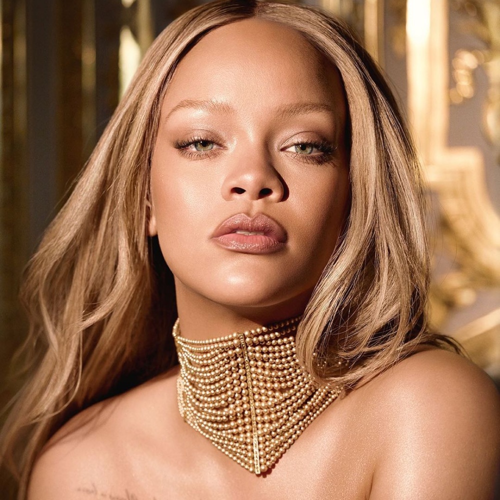 صبغات شعر ذهبية وجريئة بأسلوب  Rihanna