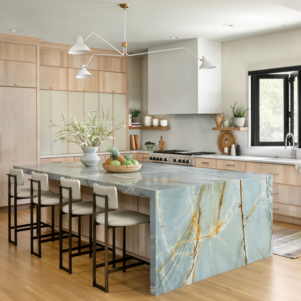 وجود عناصر التصميم الفخمة، الأنيقة، والجذابة في المطبخ، أمرًا أساسيًا