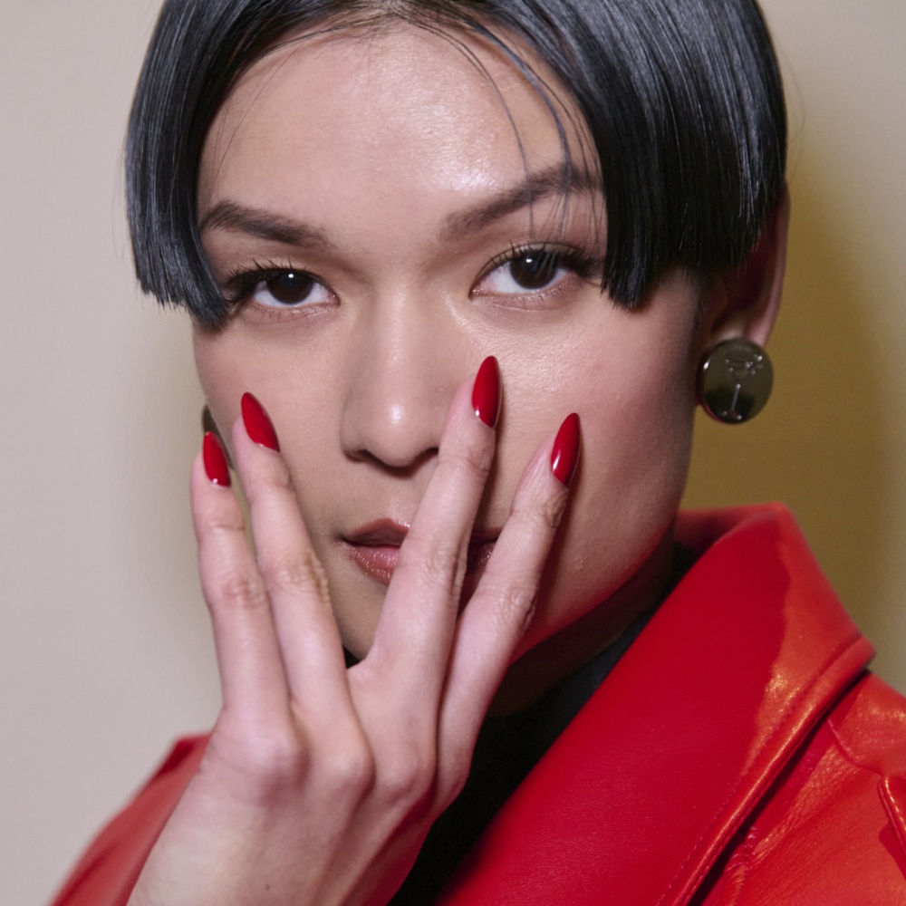 ألوان مناكير حمراء ولماعة من دار Retrofête