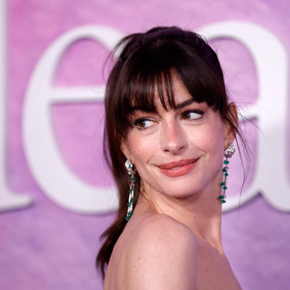 إطلالة Anne Hathaway بغرة الـFringe الطويلة