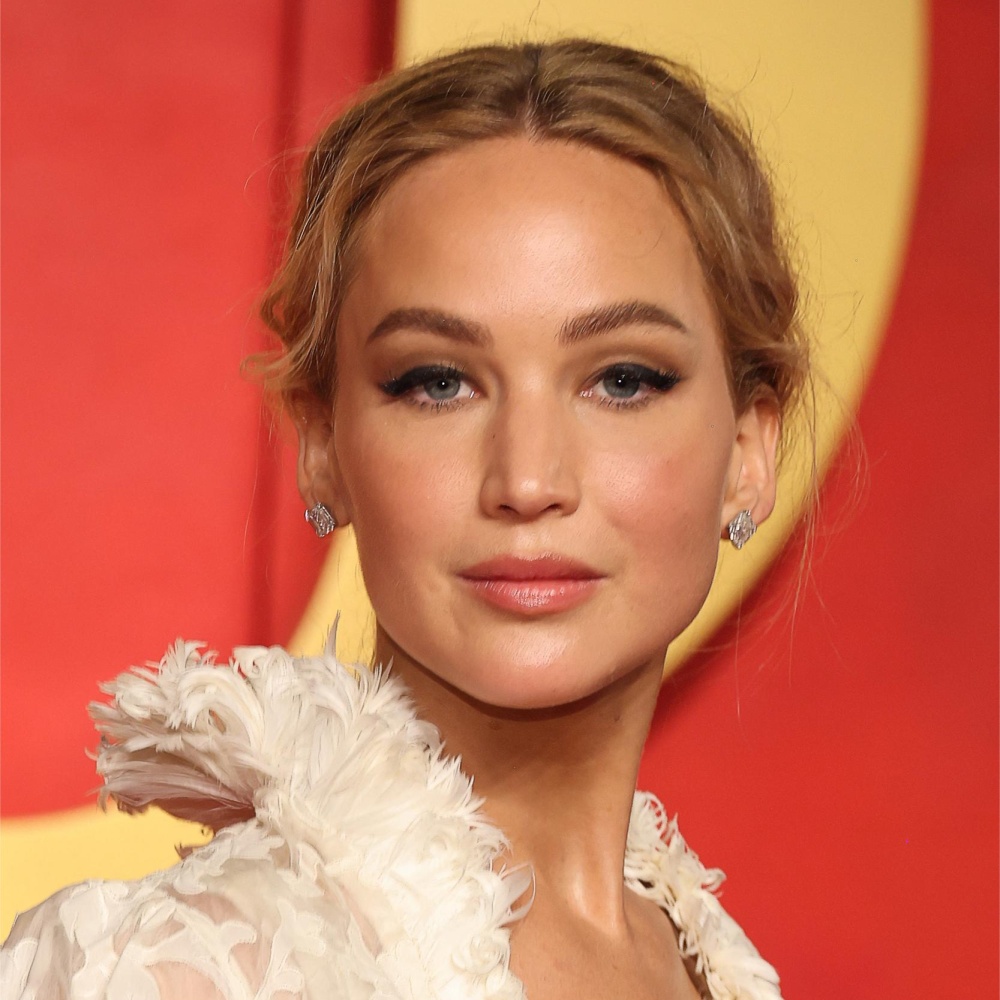إطلالة Jennifer Lawrence برسمات الظلال السوداء