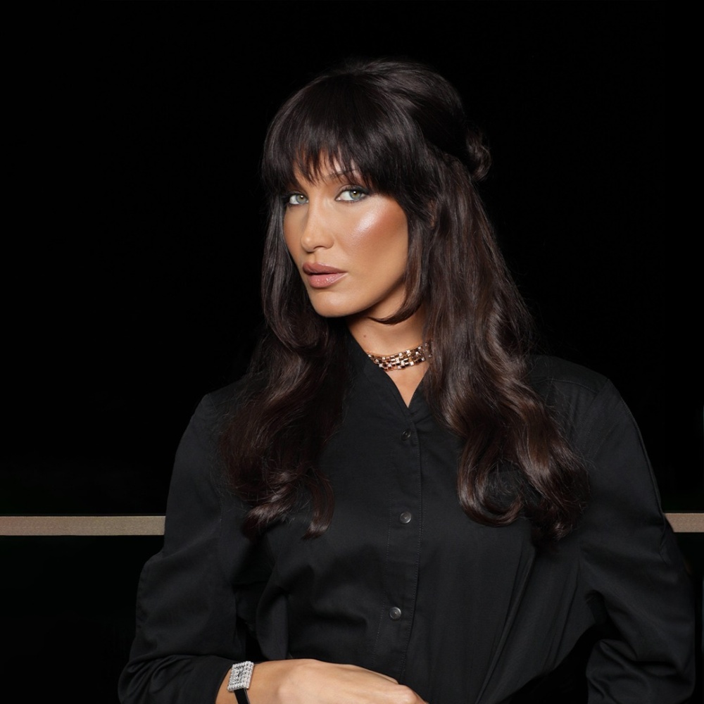اطلالة Bella Hadid بخطوط الكحل العريضة- الصورة من حساب Chopard الرسمي على انستغرام