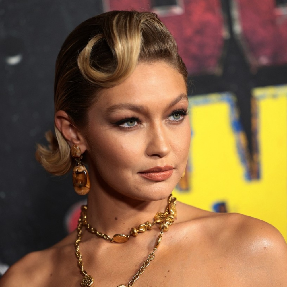 جيجي حديد تعود لتسريحات الشعر الريترو مع الغرة الامامية