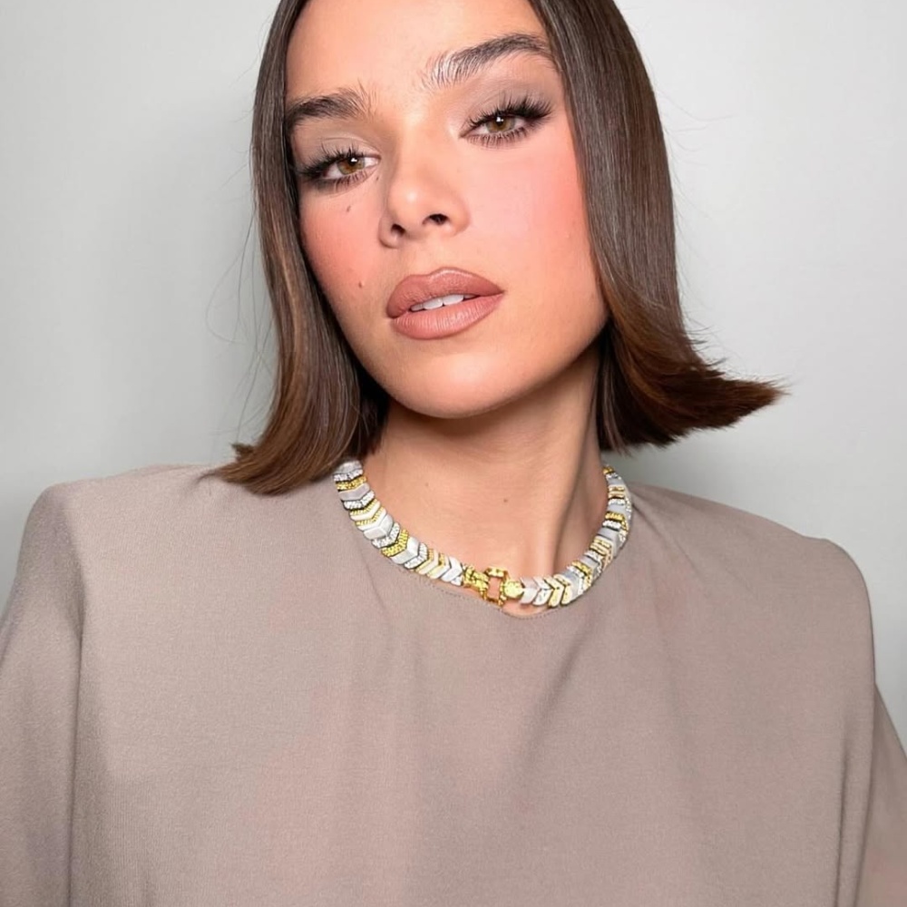 قصات شعر الكاريه المالسة في إطلالة Hailee Steinfeld- الصورة من حساب خبير التجميل patrickta على انستغرام