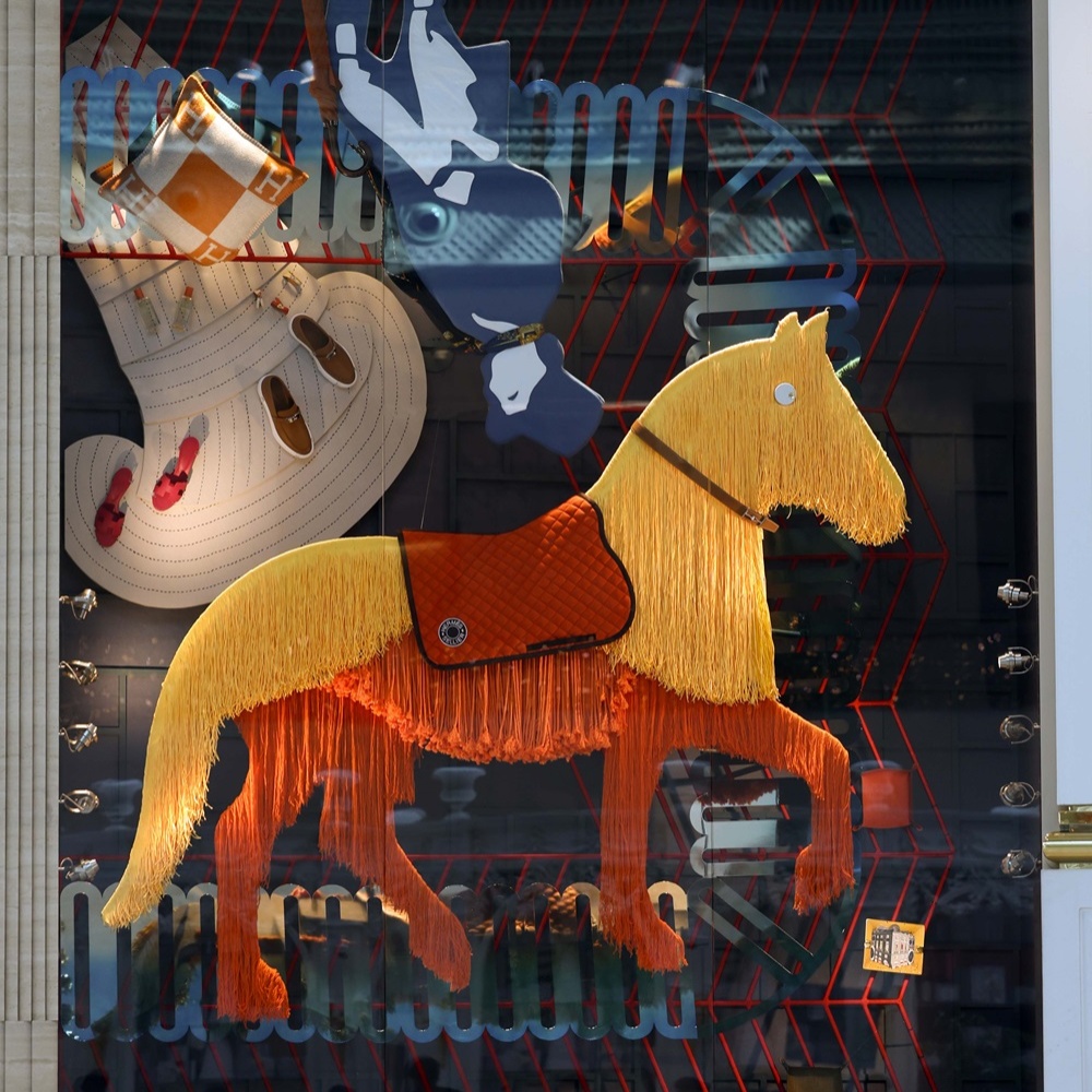 Hermès تحتفل بالإبداع والحرفية في واجهة متجرها بمجمّع پلاس ڤاندوم - الدوحة: Faubourg Revêrie
