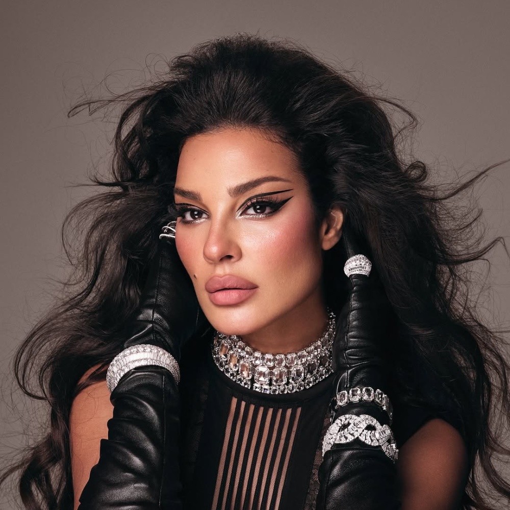 من المكياج الى الشعر نرصد لكم بالصور أكثر الإطلالات جرأة بين النجمات العرب في عام 2024