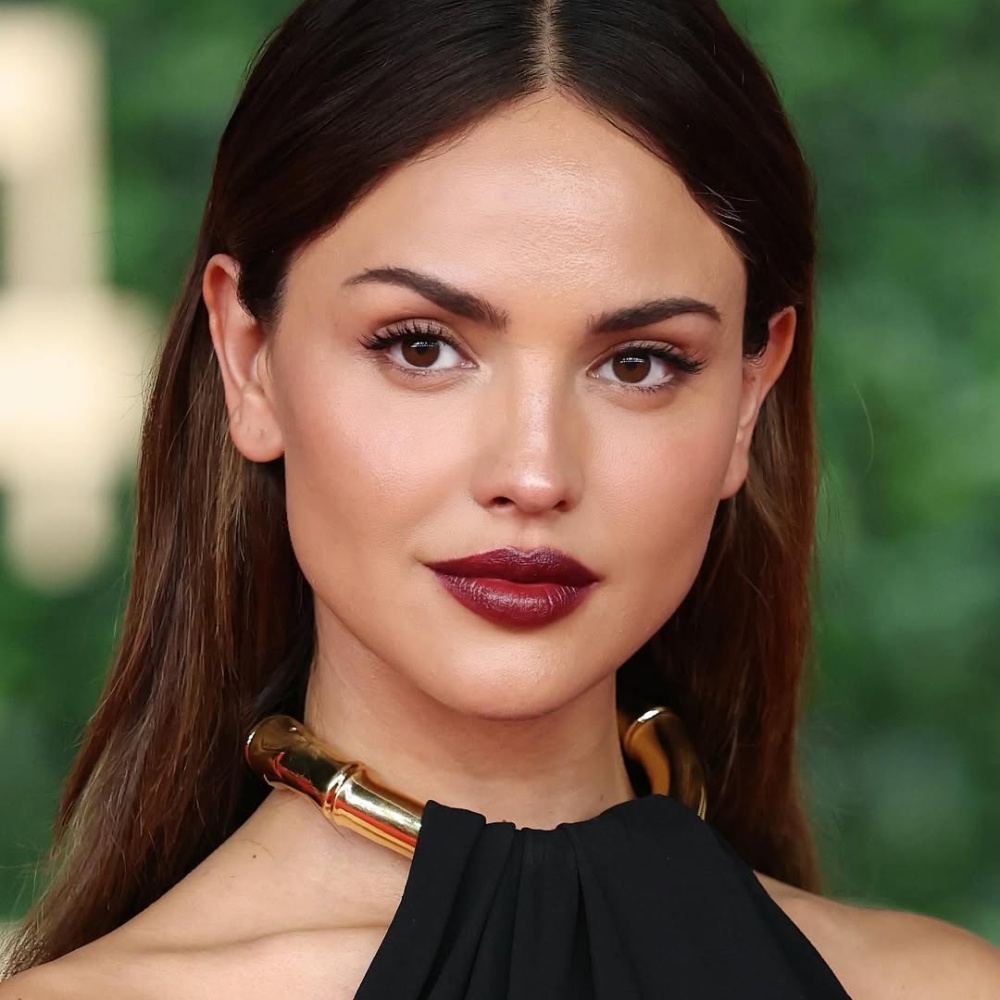 ايزا جونزاليس بأحمر الشفاه العنابي