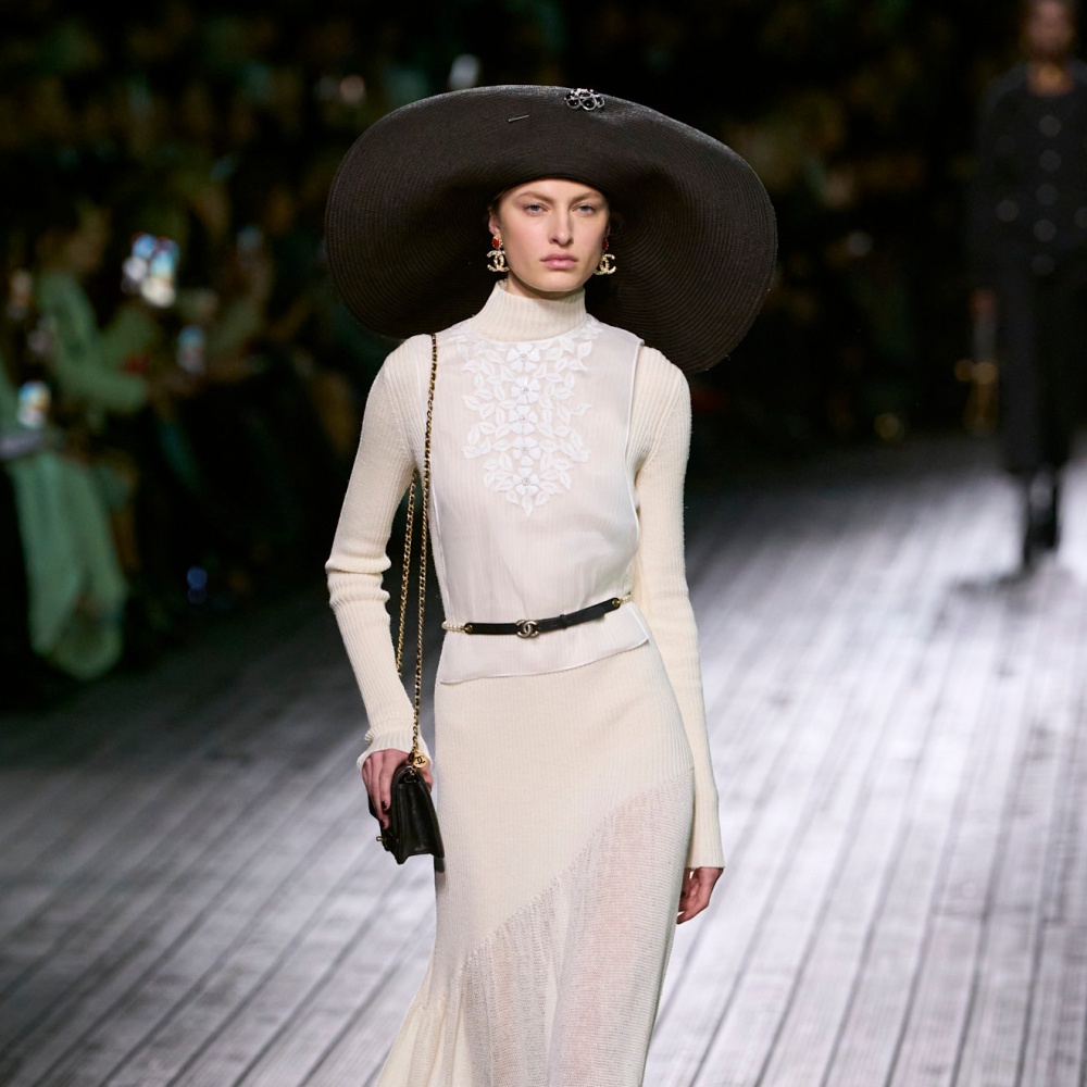 إطلالة من CHANEL