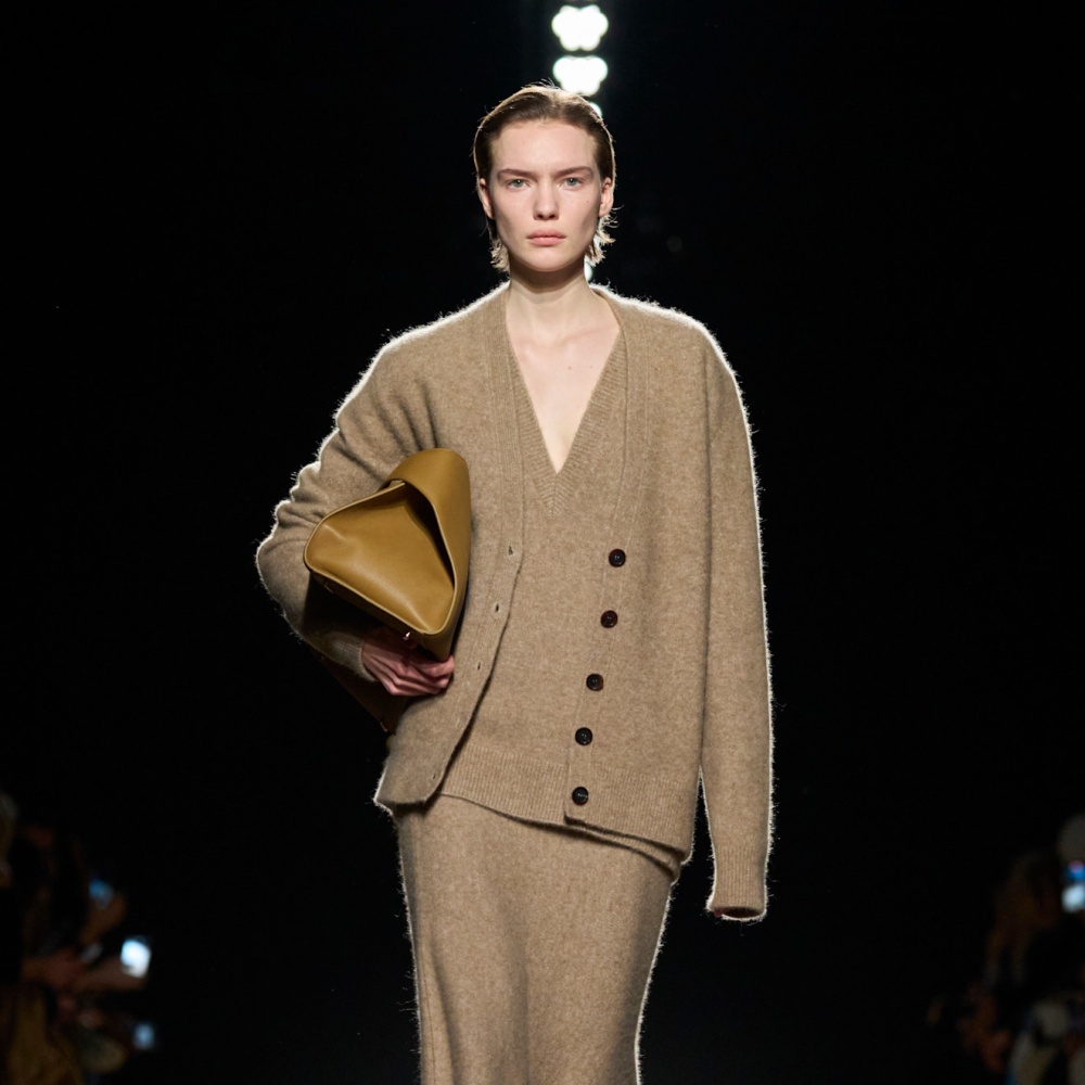 مزيج من الدفء والأناقة تقدمه الأطقم الصوف أبرز صيحات الموضة في شتاء 2025