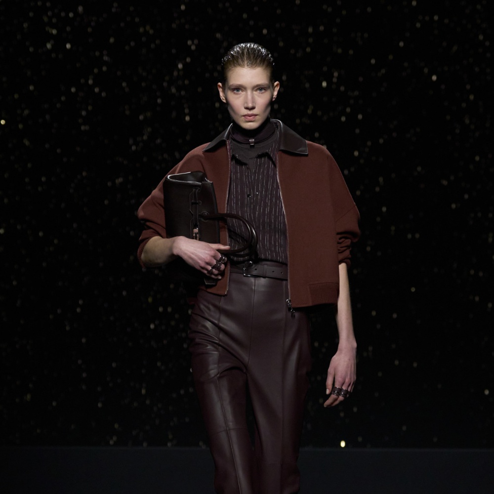 البنطلون البرغندي أناقة من نوع آخر في مناسبات نهاية العام