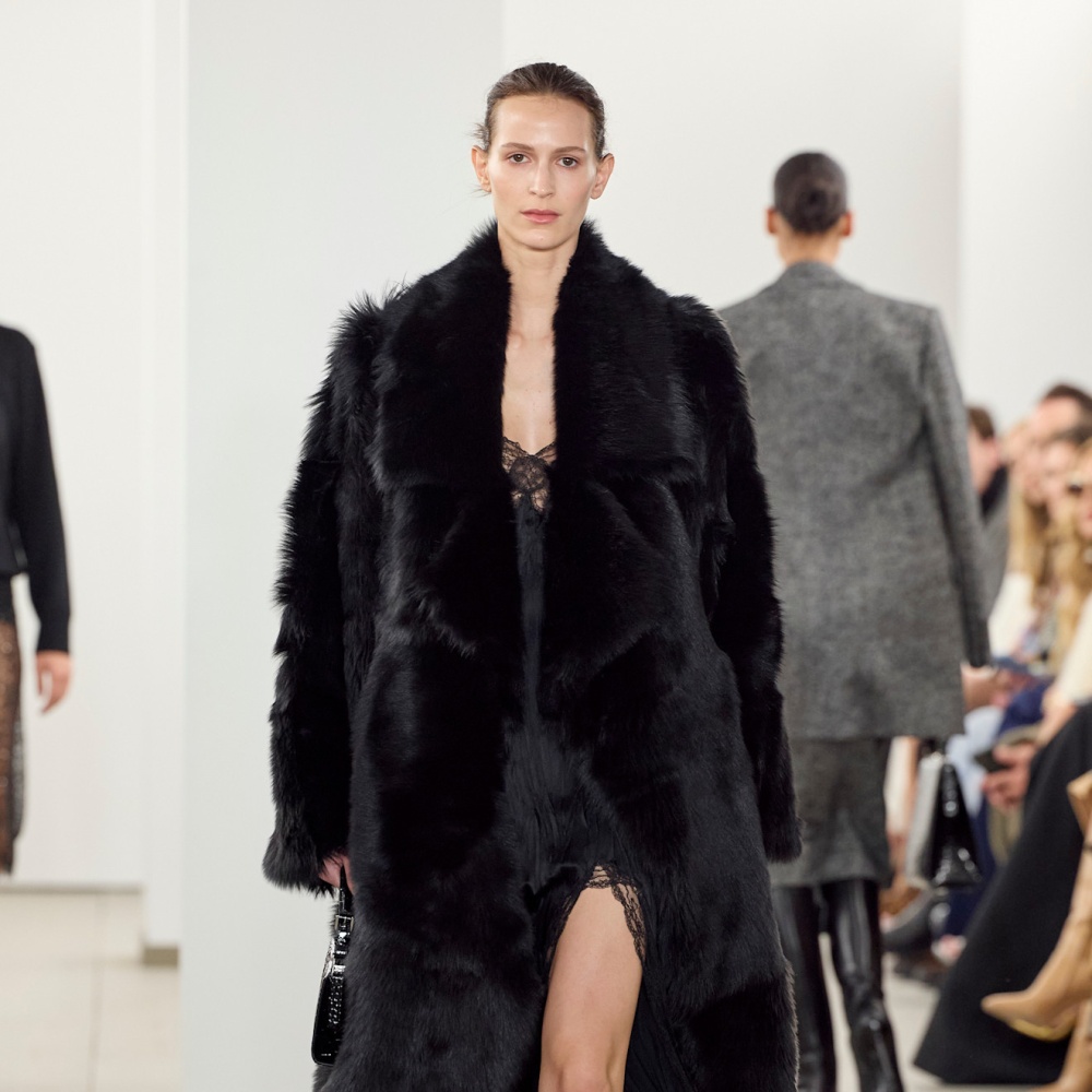 فساتين سهرة يمكن ارتداؤها مع المعطف من Micheal Kors