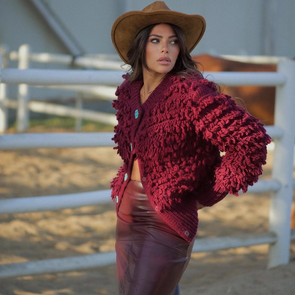 البرغندي نجم شتاء 2025.. نسقيه بأسلوب عاشقات الموضة وأبهري الجميع 