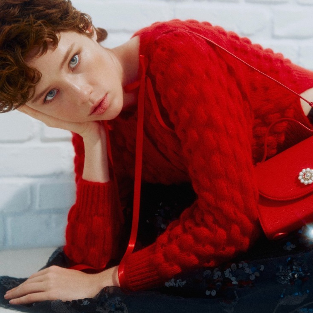 إطلالات بالأحمر والذهبي... ثنائي الأناقة لموسم أعياد مميز