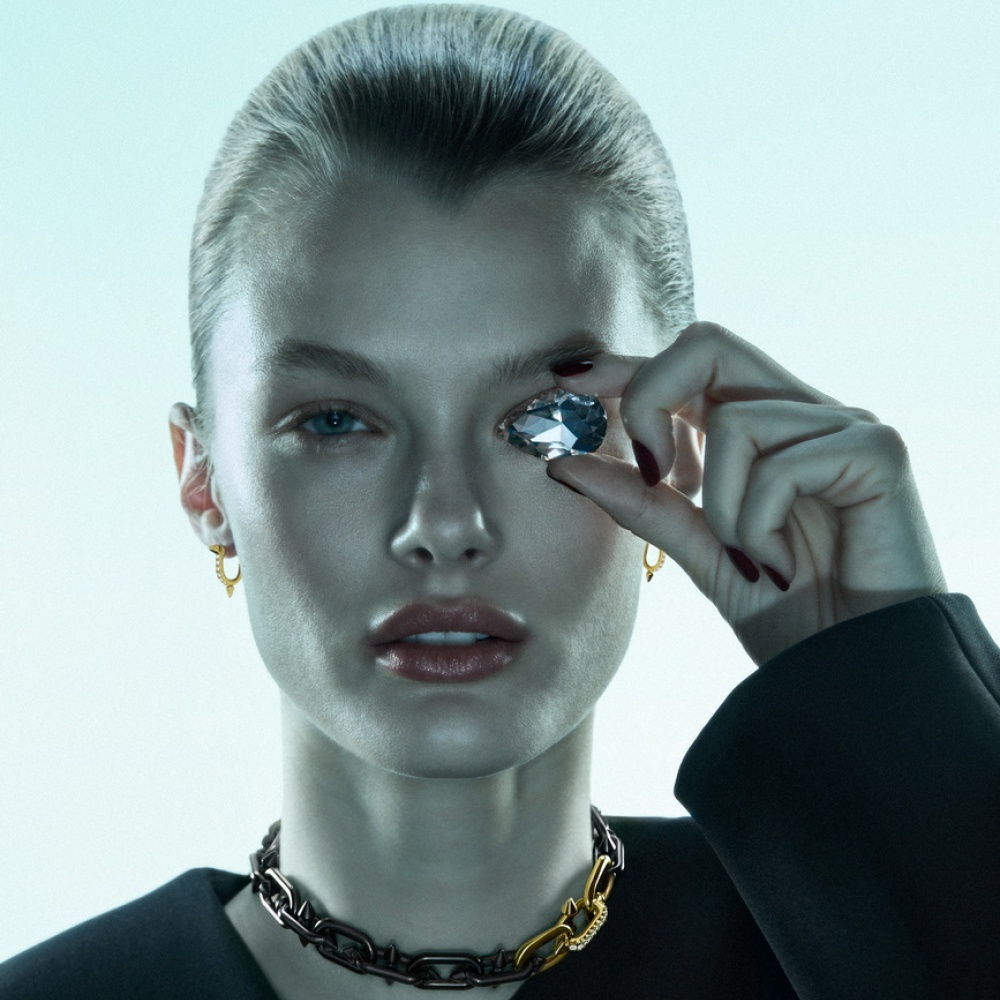 عقد Tiffany Titan بمشبك من التيتانيوم والذهب والألماس المرصوف. أقراط  من Pharrell Williams صغيرة من الذهب والألماس المرصوف.