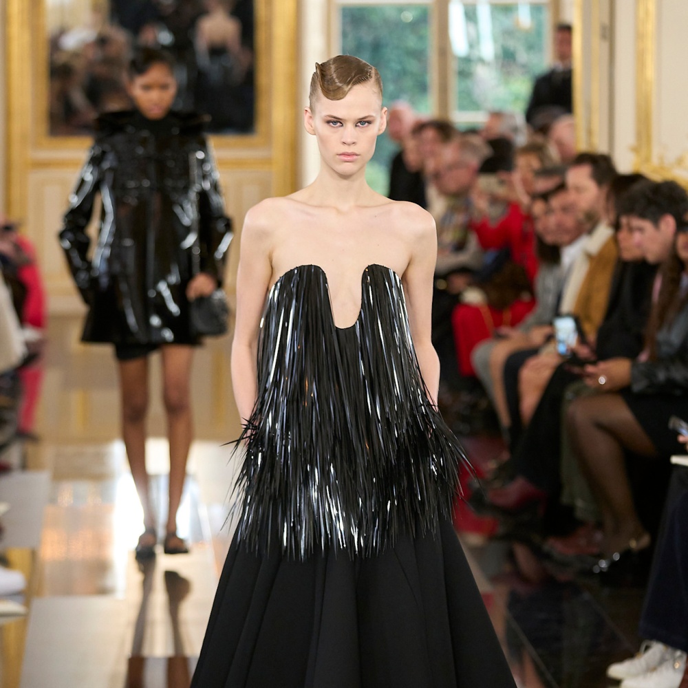 الأهداب في فساتين السهرة الميدي من Valentino
