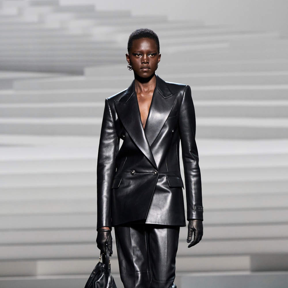 إطلالة من Versace