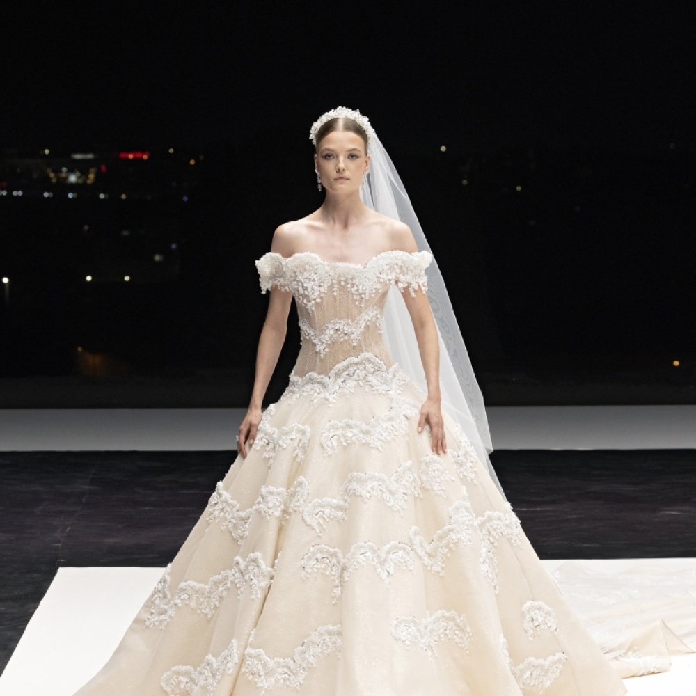 عروس عدنان أكبر بتطريزات فاخرة