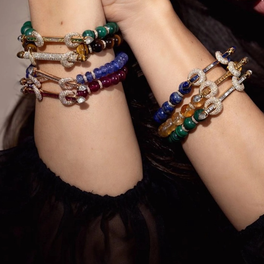 أجمل أساور ذهب أحجار كريمة للطاقة الايجابية في الاطلالة اليومية