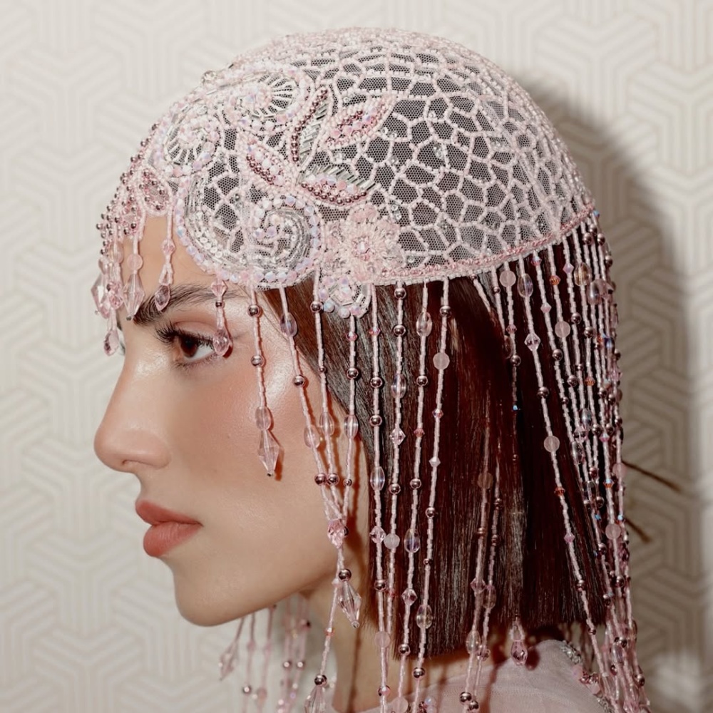 أكسسوارات شعر القبعة الشبكبة والهندسية بأسلوب سينتيا صموئيل- الصورة من حسابها على انستغرام