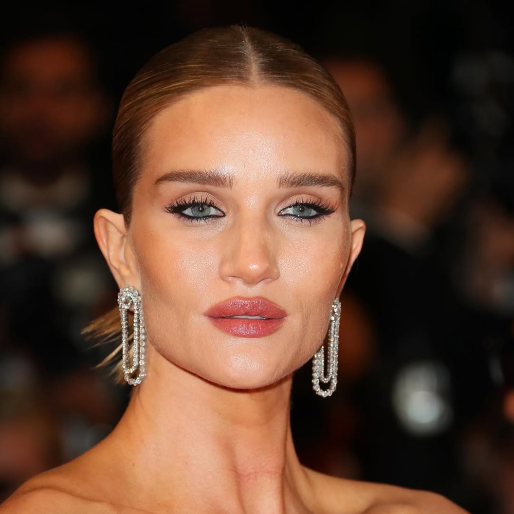 رسمات الآيلاينر الرفيعة من وحي Rosie Huntington-Whiteley- الصورة من حساب Victoria Beckham Beauty على انستغرام