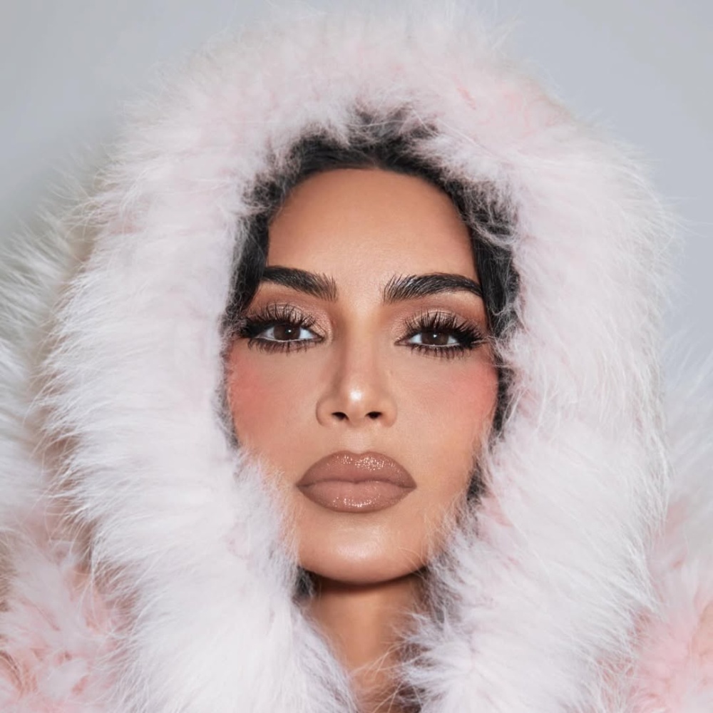 على الرغم من اعتمادها على المكياج لإطلالاتها إلا أن بشرتها الطبيعية تظل عنصراً أساسياً في مظهرها العام