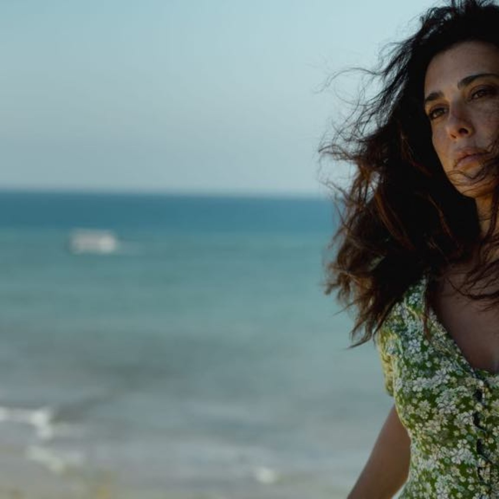 فيلم "من وراء الموج"