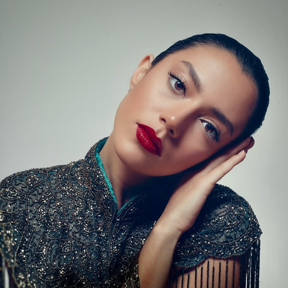 أساليب جمالية ناعمة وملهمة من وحي إطلالات ستيفاني عطالله بمناسبة خطوبتها