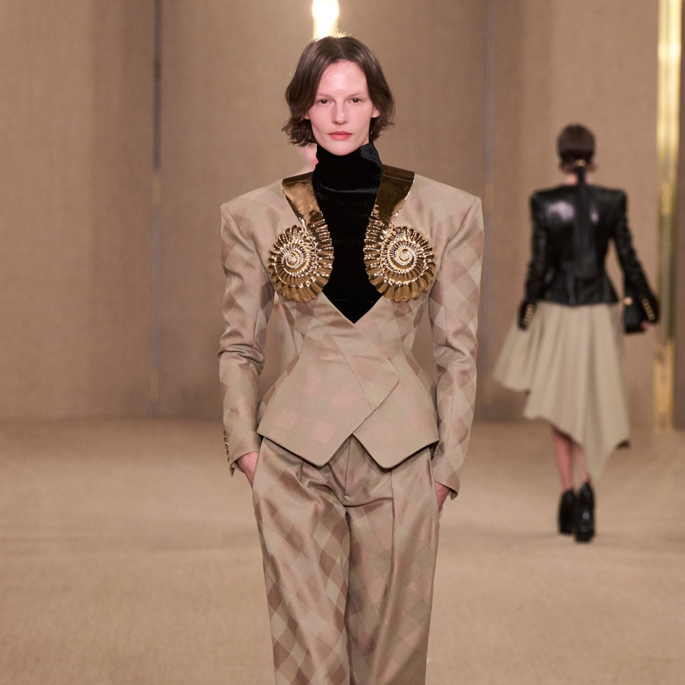 إطلالة من Balmain